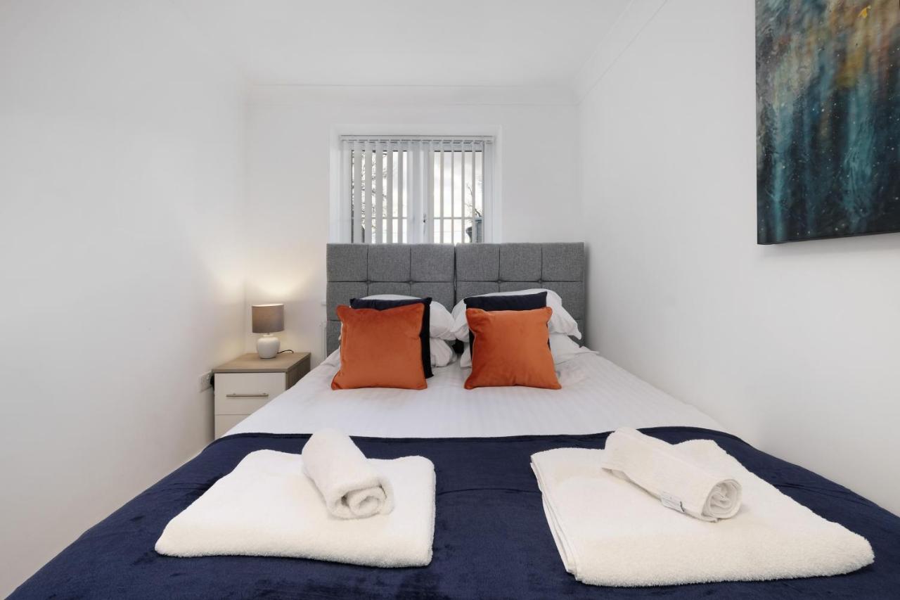 Pinewood Studios, Iver Slough Heathrow 1 & 2 Bedroom Apartments With Parking By Arista Living Eksteriør billede
