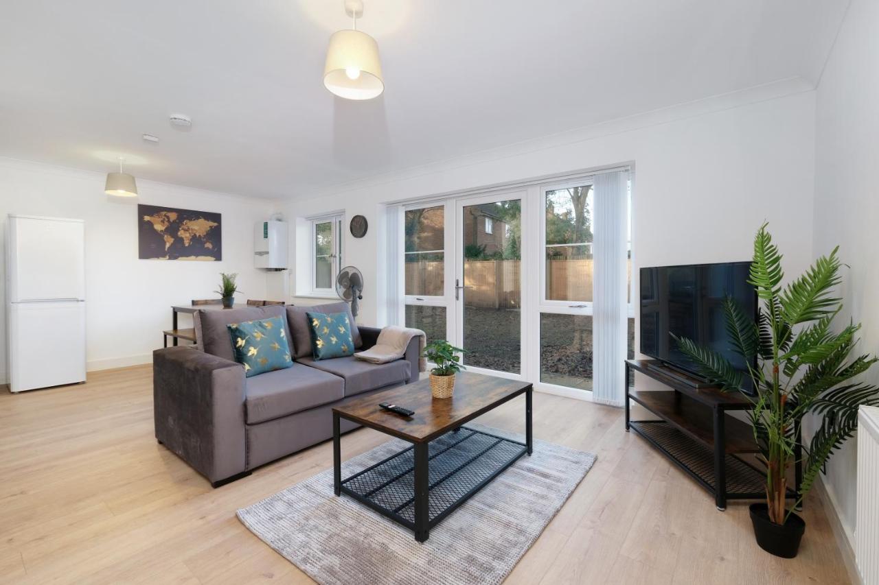 Pinewood Studios, Iver Slough Heathrow 1 & 2 Bedroom Apartments With Parking By Arista Living Eksteriør billede
