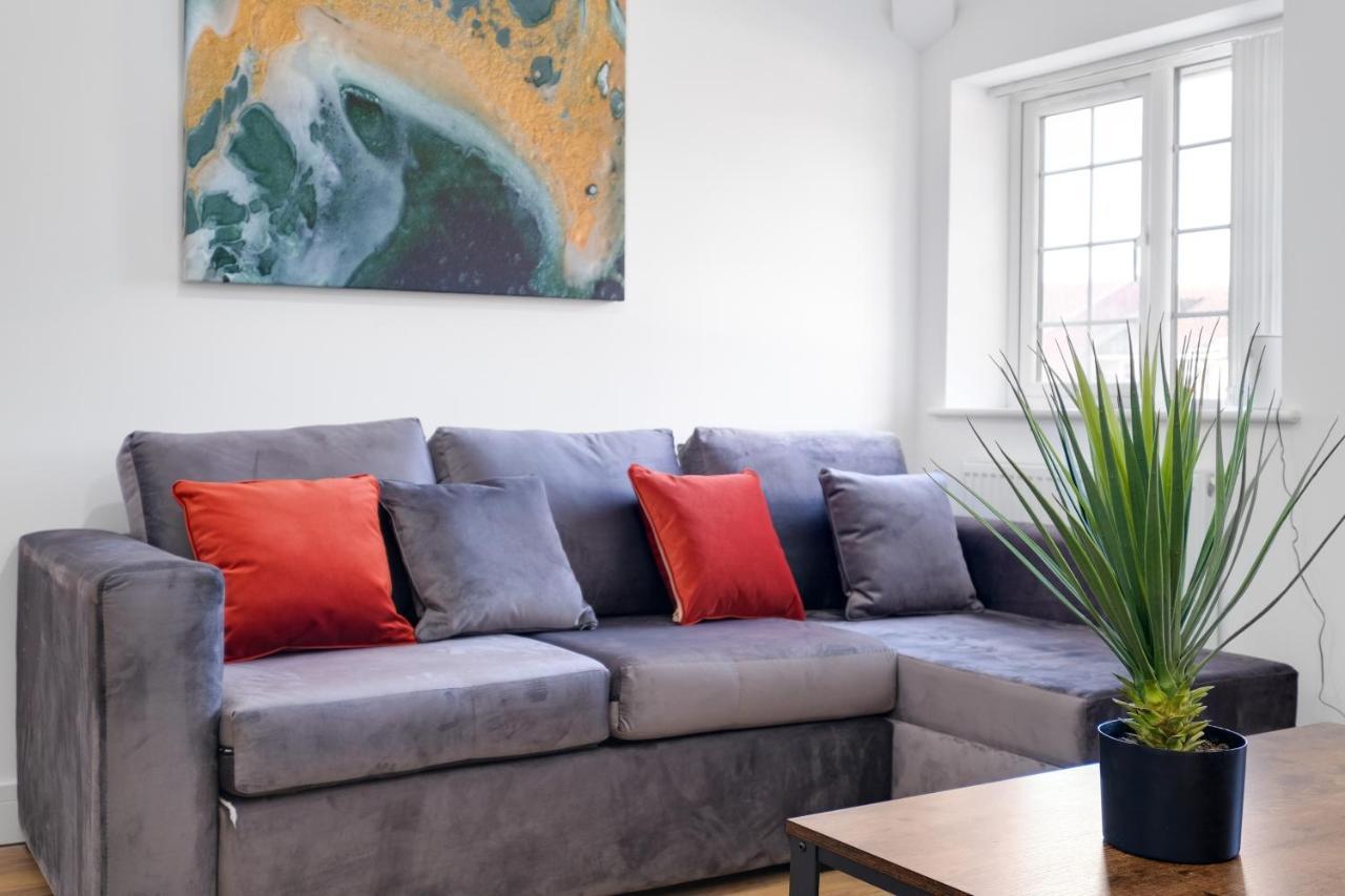 Pinewood Studios, Iver Slough Heathrow 1 & 2 Bedroom Apartments With Parking By Arista Living Eksteriør billede