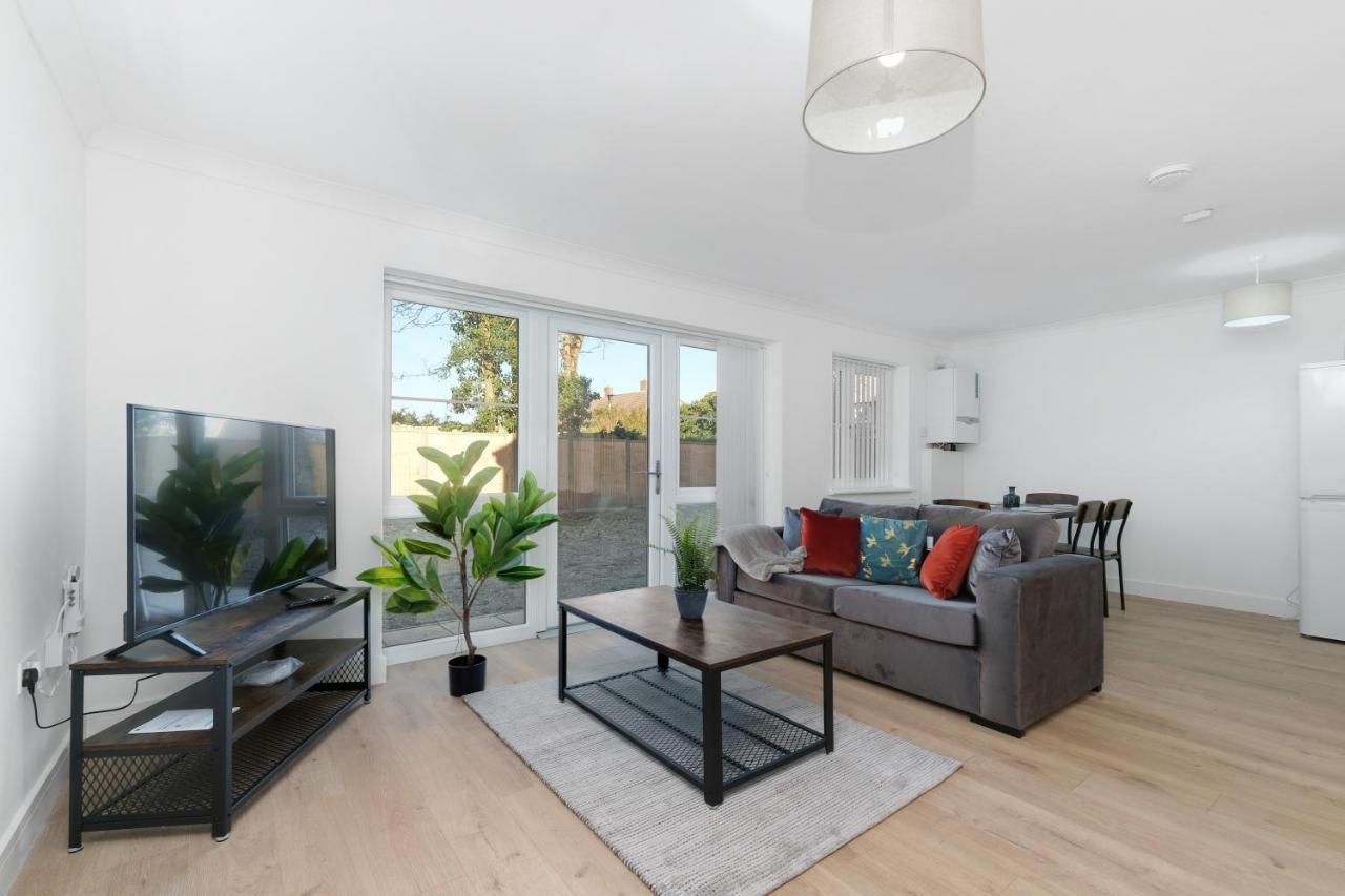 Pinewood Studios, Iver Slough Heathrow 1 & 2 Bedroom Apartments With Parking By Arista Living Eksteriør billede