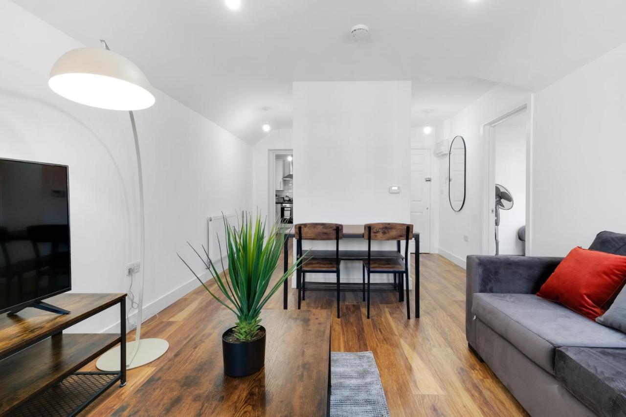 Pinewood Studios, Iver Slough Heathrow 1 & 2 Bedroom Apartments With Parking By Arista Living Eksteriør billede