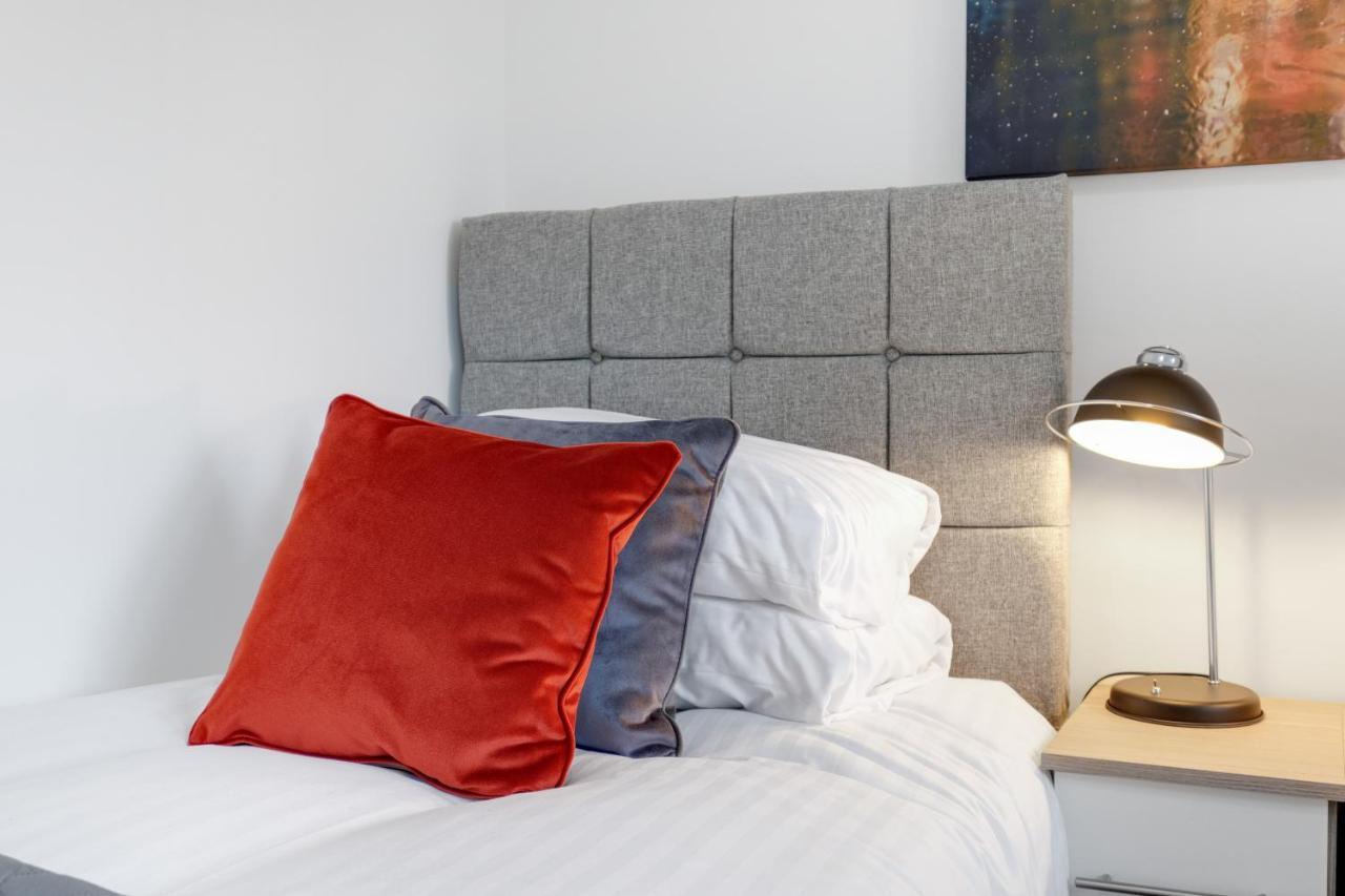 Pinewood Studios, Iver Slough Heathrow 1 & 2 Bedroom Apartments With Parking By Arista Living Eksteriør billede