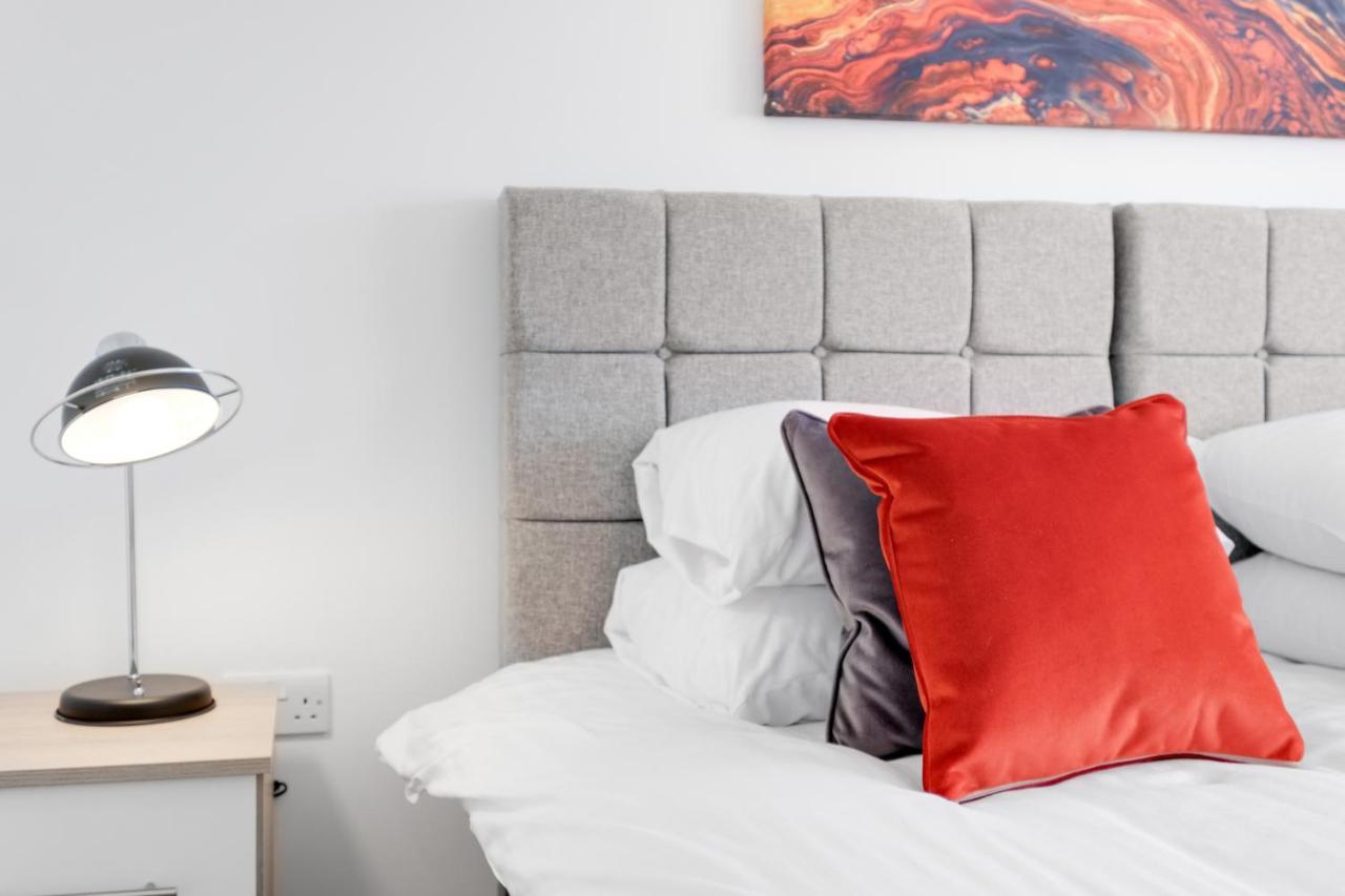 Pinewood Studios, Iver Slough Heathrow 1 & 2 Bedroom Apartments With Parking By Arista Living Eksteriør billede