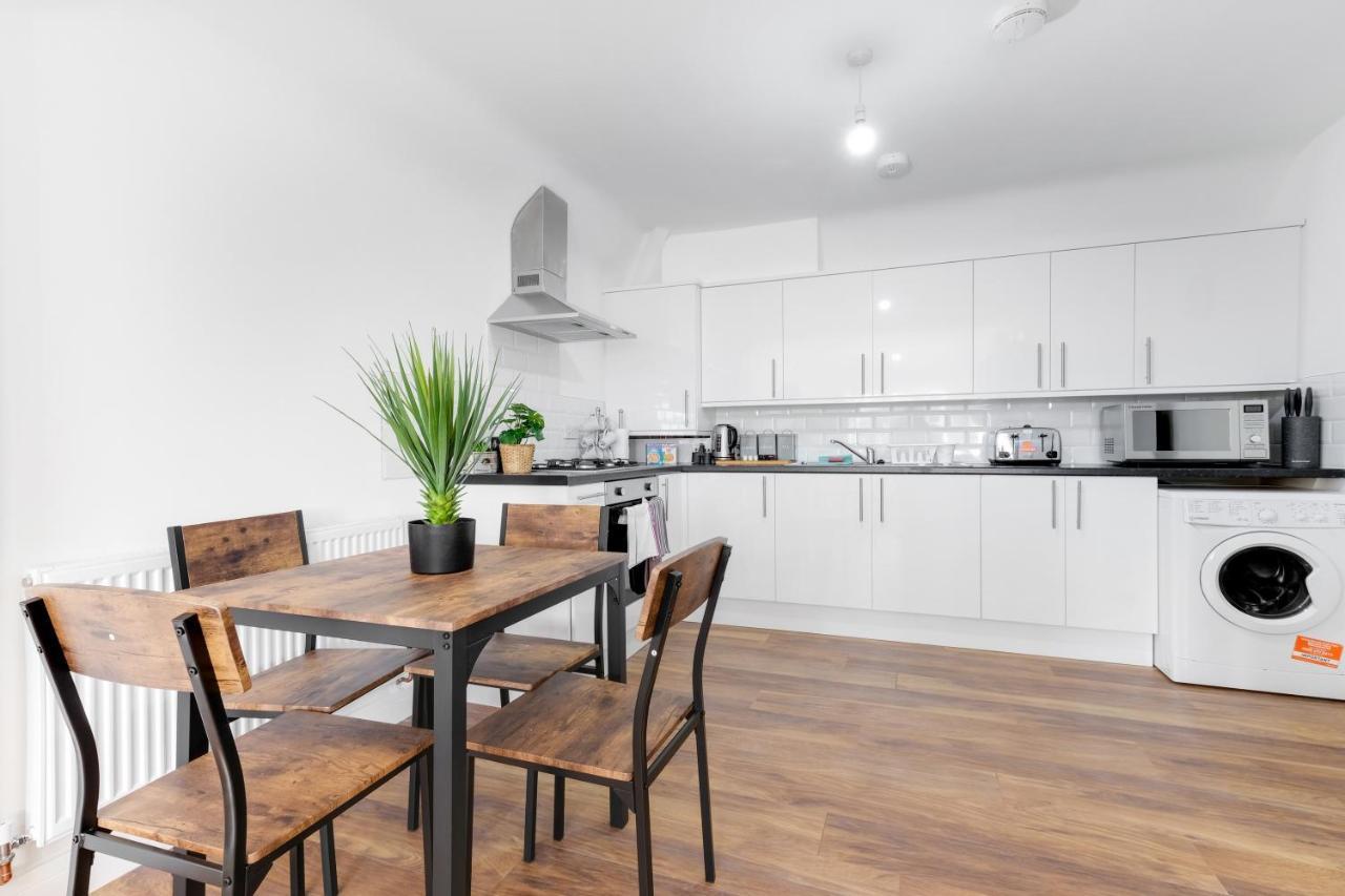 Pinewood Studios, Iver Slough Heathrow 1 & 2 Bedroom Apartments With Parking By Arista Living Eksteriør billede